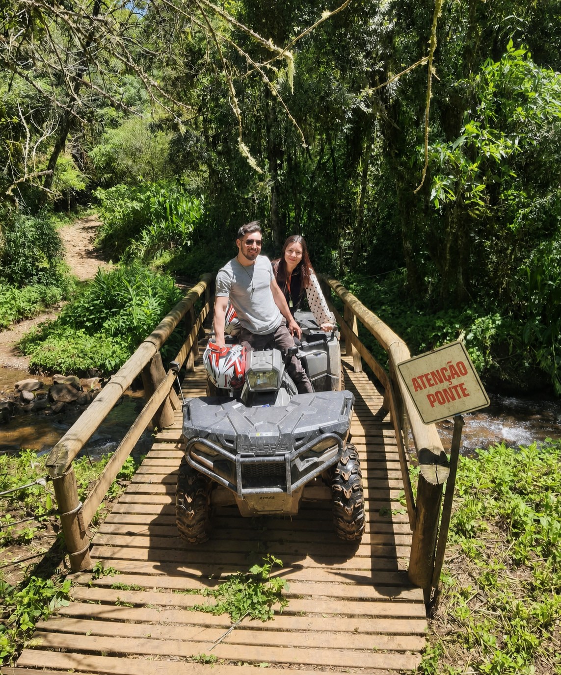 Clientes da Eklesia em passeio de quadriciclo na natureza